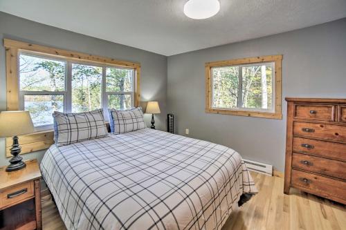 Postel nebo postele na pokoji v ubytování UP Badger Lodge at Powell Lake with Fire Pit!