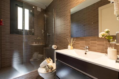 een badkamer met een toilet, een wastafel en een douche bij Urban Apartments in Barcelona