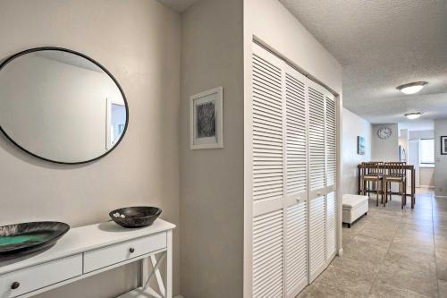 Photo de la galerie de l'établissement Jupiter Bay Condo with Pool Less Than Half Mile to Beach!, à Jupiter