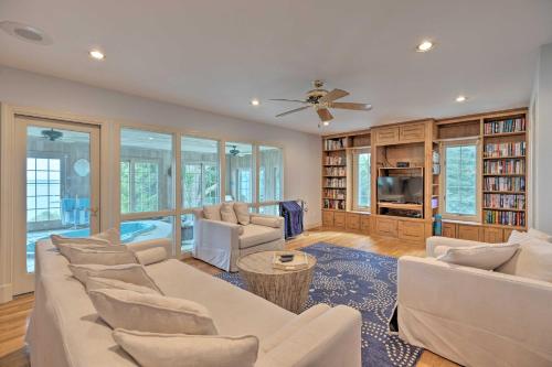 Χώρος καθιστικού στο Beachfront Urbanna Home with Gas Grill and Deck!
