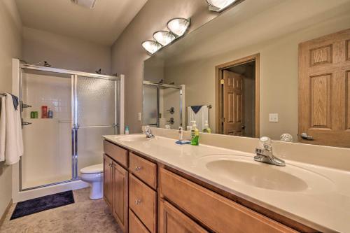 Koupelna v ubytování Pool Access and Boat Slip Lake Ozark Condo!