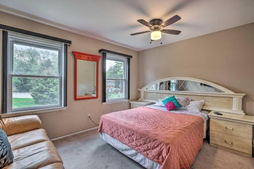 - une chambre avec un lit et un ventilateur de plafond dans l'établissement Jersey Home with Private In-Ground Pool and Hot Tub!, 