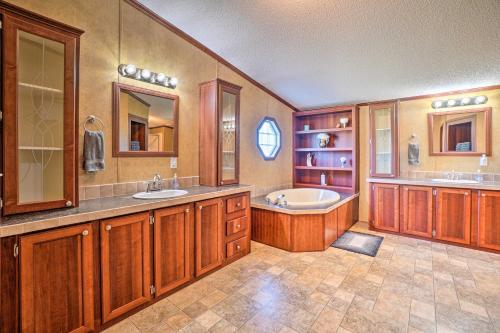 Kamar mandi di Monett Family Ranch Home with Fireplace and Huge Deck!