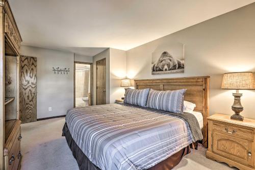 Postel nebo postele na pokoji v ubytování Condo with Balcony and Fireplace in Silverthorne!