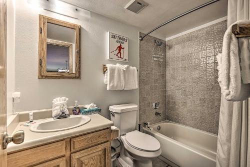 Koupelna v ubytování Condo with Balcony and Fireplace in Silverthorne!