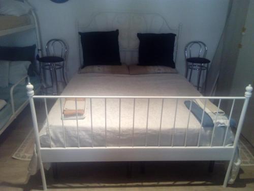 - un lit blanc dans une chambre avec 2 chaises dans l'établissement Casa Principe, à Bari
