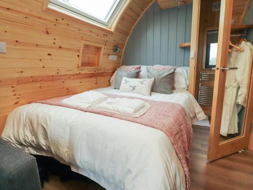 ein Schlafzimmer mit einem Bett in einem Zimmer mit einem Fenster in der Unterkunft Curlew Corner in Lancaster