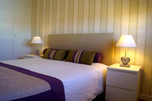 1 dormitorio con 1 cama blanca grande y 2 lámparas en Welcome Here | Volga, en Lisboa