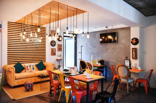 a living room with a table and chairs and a couch at Kaleo Hotel Boutique in San Salvador