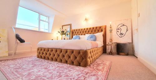 a bedroom with a large bed in a room at Elegant 5 bed 4 bath 'Vogue House' Parisian style home in Margate