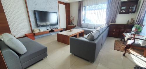 上雅居にあるテレビまたはエンターテインメントセンター