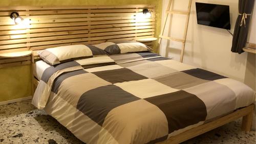 Schlafzimmer mit einem großen Bett mit einem Kopfteil aus Holz in der Unterkunft B&b Red House in Garlate