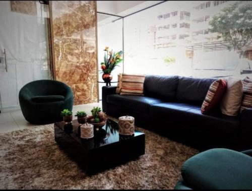 a living room with a blue couch and a chair at Apart hotel- FLAT no melhor do Manaíra 401 in João Pessoa