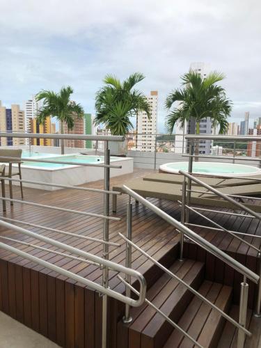 Blick auf die Dachterrasse eines Gebäudes mit Palmen in der Unterkunft Apart hotel- FLAT no melhor do Manaíra 401 in João Pessoa