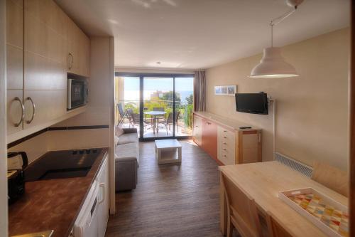 Kuhinja oz. manjša kuhinja v nastanitvi IMMOGROOM - 2 Rooms sea view - Pool - Parking - Terrace