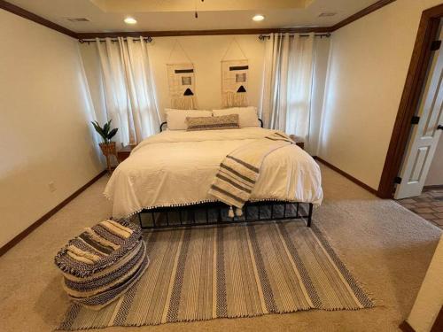 1 dormitorio con 1 cama grande y 1 alfombra en 8beds, KING BED, fireplace, & whirlpool Sleeps 12, en Amarillo