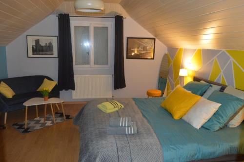 1 dormitorio con 1 cama, 1 silla y 1 ventana en chambre d hôtes à la campagne, en Tilleux