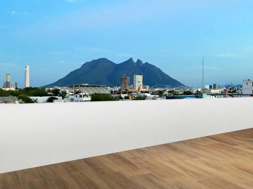 vistas a una ciudad con una montaña en el fondo en Hotel Olé en Monterrey