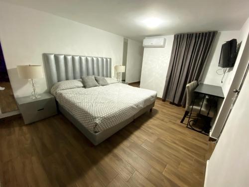 - une chambre avec un lit et un bureau dans l'établissement Hotel Olé, à Monterrey