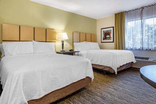 Llit o llits en una habitació de Candlewood Suites Alabaster, an IHG Hotel