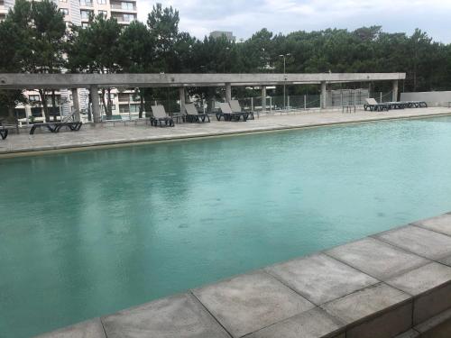 Πισίνα στο ή κοντά στο Punta de Este:open Pool and índole Pool,gym,Netflix,aire,garage