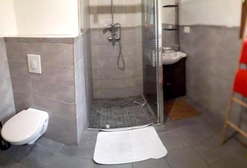 Photo de la galerie de l'établissement Chalet de 3 chambres avec jacuzzi jardin amenage et wifi a Xonrupt Longemer a 5 km des pistes, à Xonrupt-Longemer