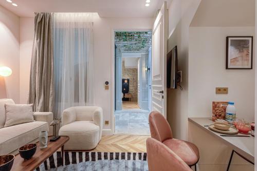 un salon avec un canapé, des chaises et une table dans l'établissement Quartier Libre - Saint Georges, à Paris