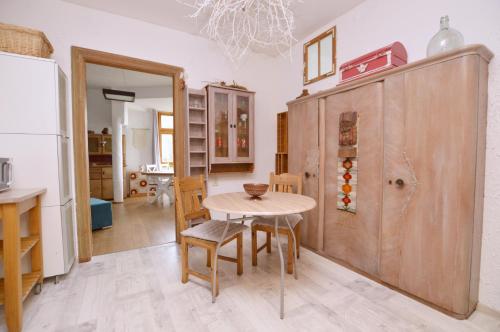 kuchnia ze stołem, krzesłami i lodówką w obiekcie Piękny Apartament 3city z Balkonem w Centrum Sopotu by Noclegi Renters w mieście Sopot