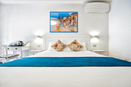 Una cama o camas en una habitación de Atlantis Inn Castelgandolfo