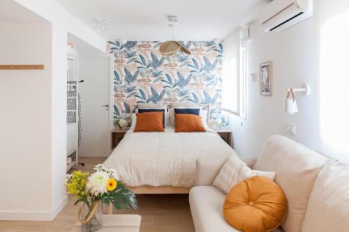 a bedroom with a bed and a couch at Cozy living Madrid in Madrid