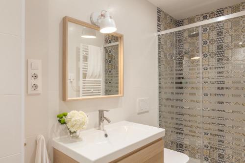 a white bathroom with a sink and a shower at Cozy living Madrid in Madrid