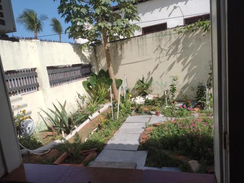 a garden in front of a building with flowers at Casa Jeri in Jericoacoara