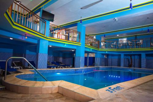 - une grande piscine dans un grand bâtiment dans l'établissement La Pepiniere Hotel, à Pétionville