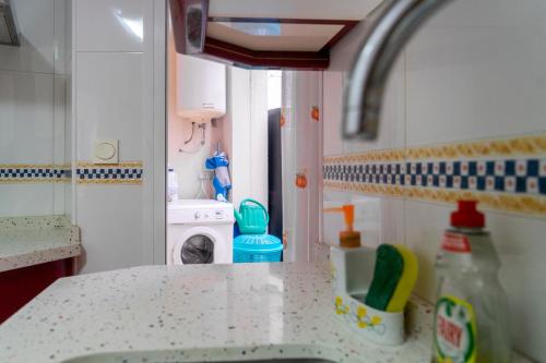 kuchnia z umywalką i blatem w obiekcie Apartamento Padial w mieście Nerja