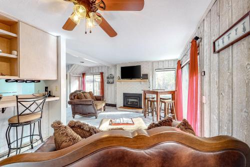 Downtown Creekside Getaway – Photos 2