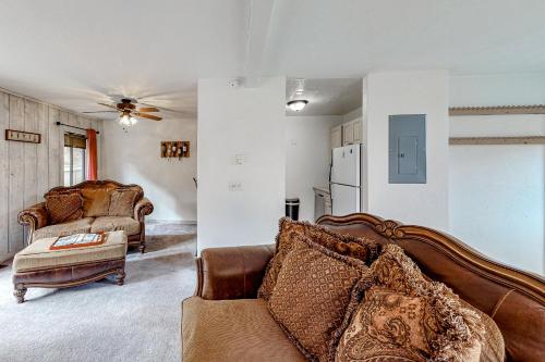 Downtown Creekside Getaway – Photos 3