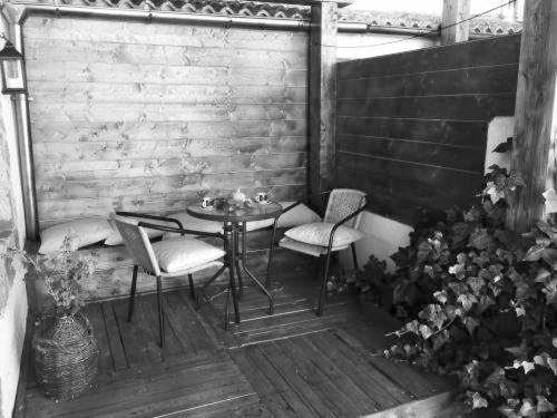 a small table and two chairs in a room at LOS SUEÑOS DE JAVIER in Robledillo
