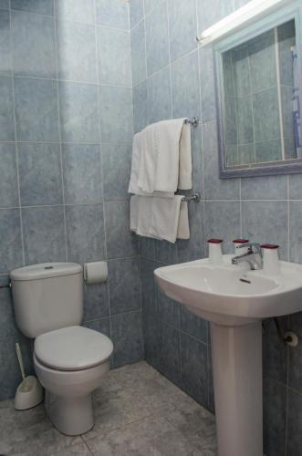 a bathroom with a toilet and a sink at Pensión Pardo in Benidorm