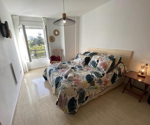 - une chambre avec un lit, une table et une fenêtre dans l'établissement LUNAROOM Center & Quiet Guesthouse, à Malaga