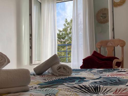 Un dormitorio con una cama con una ventana grande. en LUNAROOM Center & Quiet Guesthouse, en Málaga