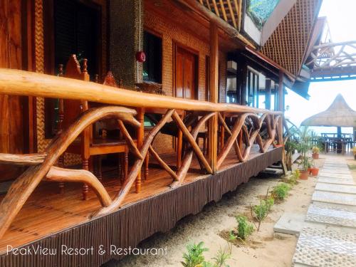 un puente de madera frente a un edificio en Peak View Resort, en San Vicente