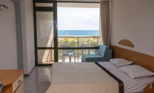 ein Schlafzimmer mit Bett und Meerblick in der Unterkunft Amfibia Beach Complex in Sonnenstrand