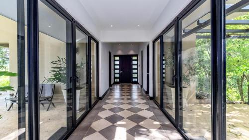 Huge 3-Bedroom Home with Pool – Photos 2