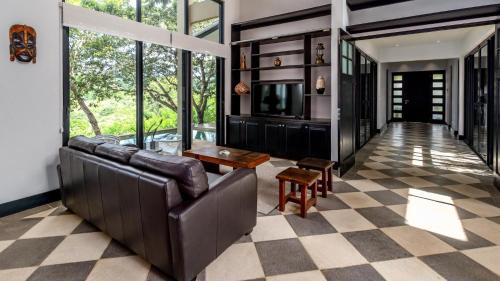 Huge 3-Bedroom Home with Pool – Photos 3