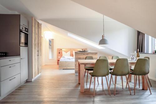 a kitchen and dining room with a table and chairs at Smart Resorts Haus Azur Ferienwohnung 812 in Winterberg