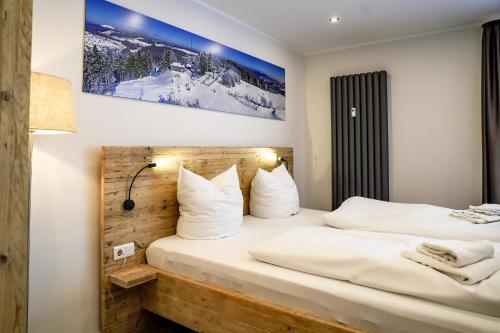 a hotel room with two beds with white pillows at Smart Resorts Haus Azur Ferienwohnung 809 in Winterberg