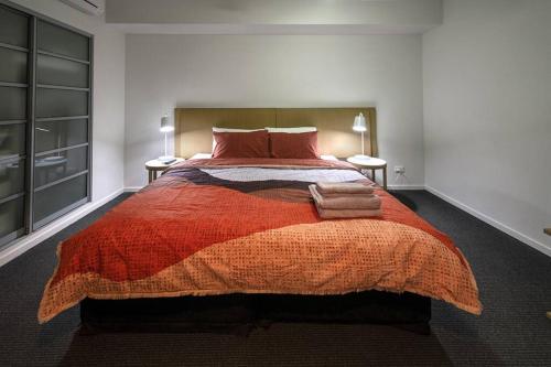 Ein Bett oder Betten in einem Zimmer der Unterkunft ZEN CITY & SEA Executive 1-BR Suite in Darwin CBD