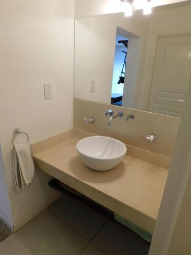 y baño con lavabo blanco y espejo. en Dep Catedral en San Carlos de Bariloche