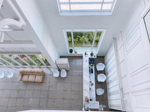 an overhead view of a living room with a ceiling at Greenish Ranong Hotel in Ranong