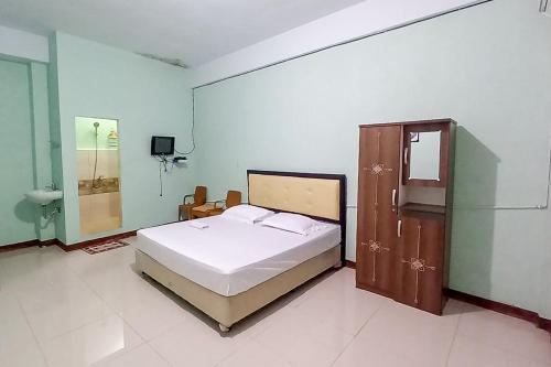Ліжко або ліжка в номері Sutomo Indah Homestay Syariah Mitra RedDoorz
